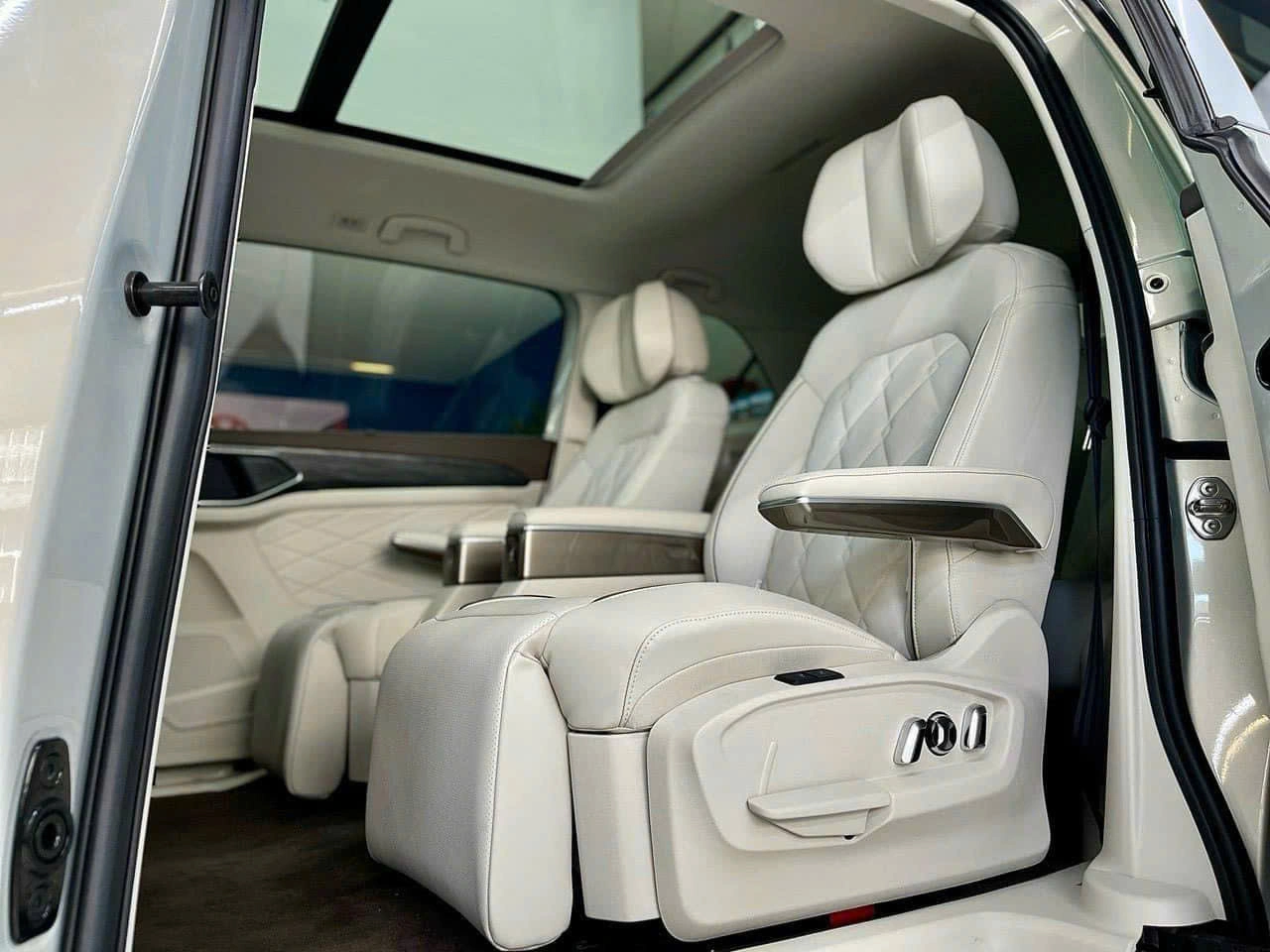 Bệ đỡ chân ghế thương gia Volkswagen Viloran