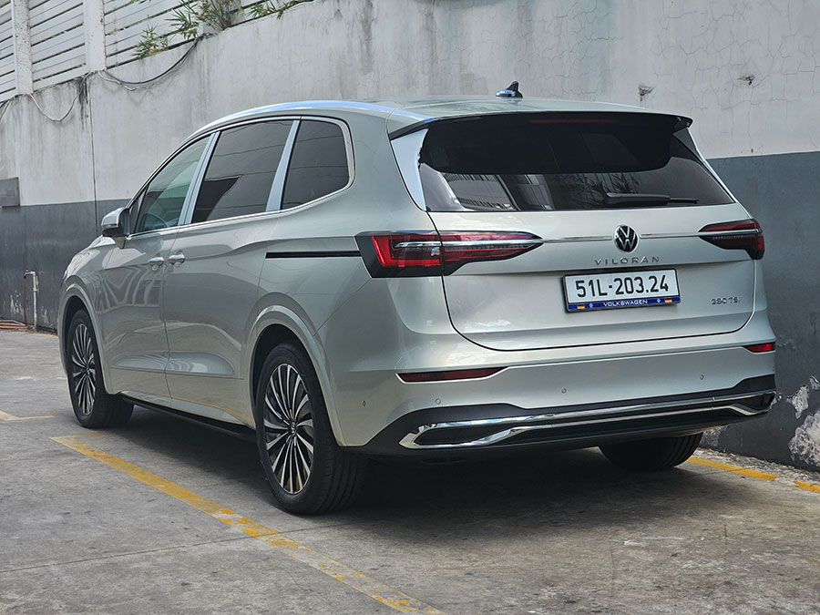 Góc 3/4 phía sau Volkswagen Viloran