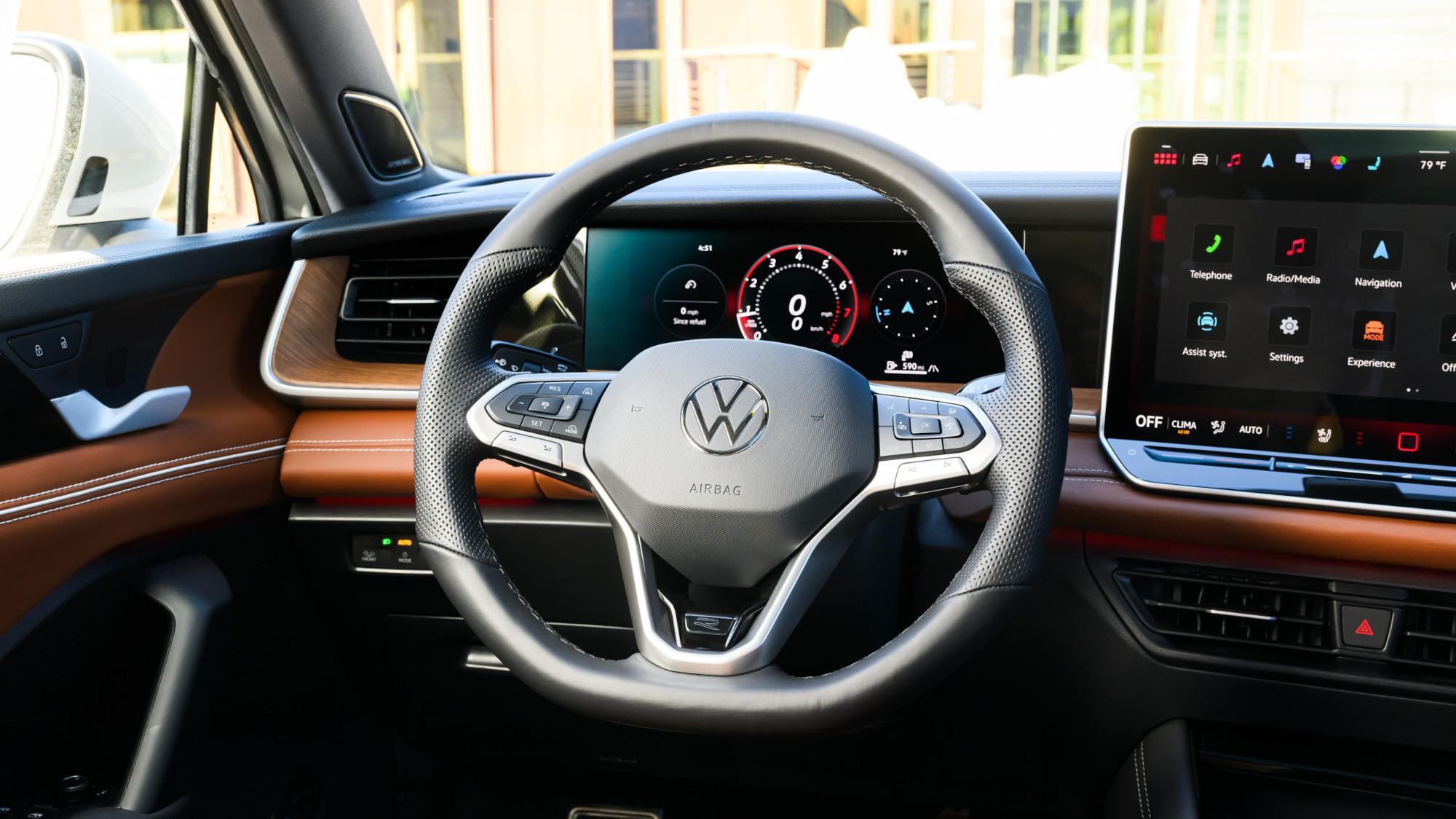 Nội thất Volkswagen Tiguan khoang lái táp lô vô lăng màn hình trung tâm
