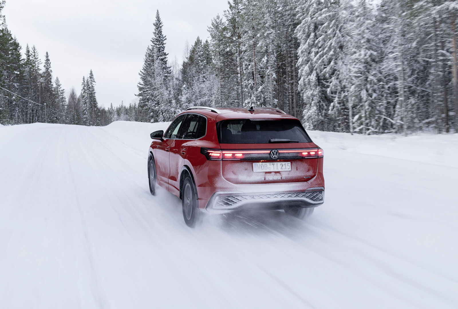 Volkswagen Tiguan ngoại thất góc 3/4 phía sau